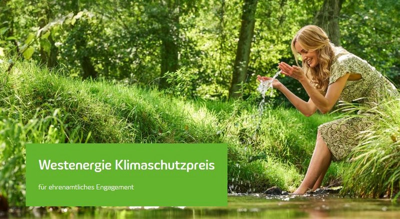 Pressefoto Westenergie Klimaschutzpreis für ehrenamtliches Engagement; Frau sitzt am Bach und schöpft Wasser 