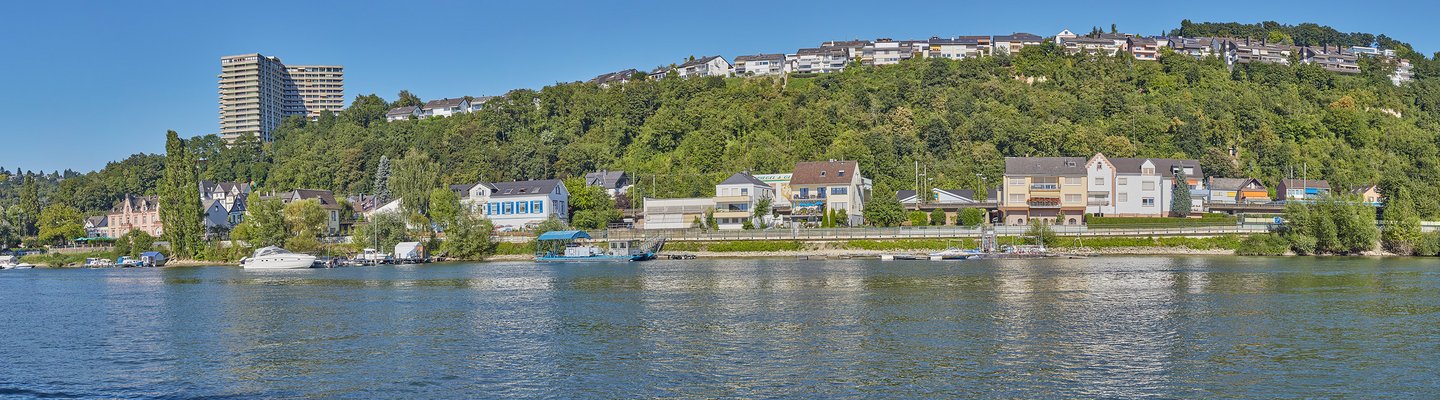 Blick vom Rhein aus auf Vallendar
