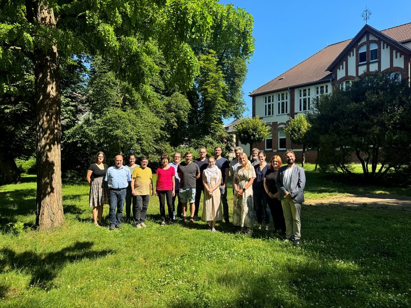 Die Mitglieder der Steuerungsgruppe Klima stehen in Stadtpark Bendorf