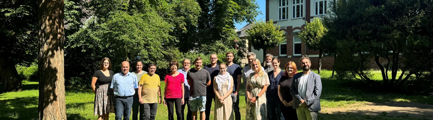 Die Mitglieder der Steuerungsgruppe Klima stehen in Stadtpark Bendorf