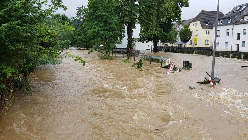 Grundschule Clemens in Mayen: im Vordergrund befindet sich der überflutete Schulhof und im Hintergrund das Schulgebäude in der Bachstraße