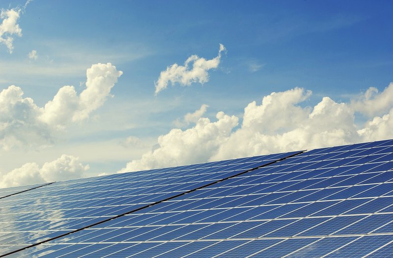 PV-Anlage mit Wolken und blauem Himmel im Hintergrund