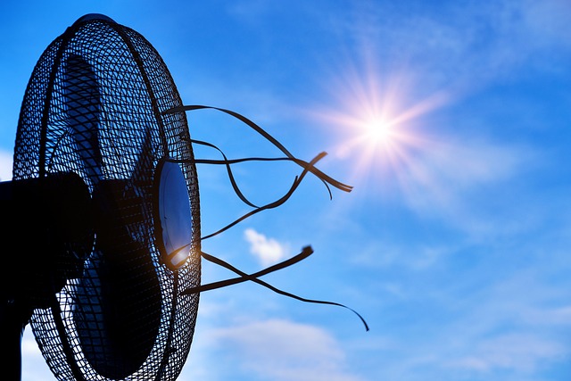 Laufender Ventilator mit der Sonne im Hintergrund