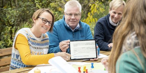 Gruppe sitzt am Tisch und plant Projekte im Klimaschutz